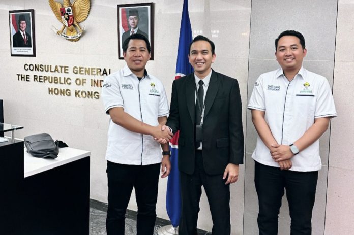 Ketum BPC HIPMI Sidoarjo, Zakaria Dimas, bersalaman dengan perwakilan KJRI Hong Kong dalam acara Business Trip Internasional / Foto: Dok. HIPMI Sidoarjo for sidoarjonews.id