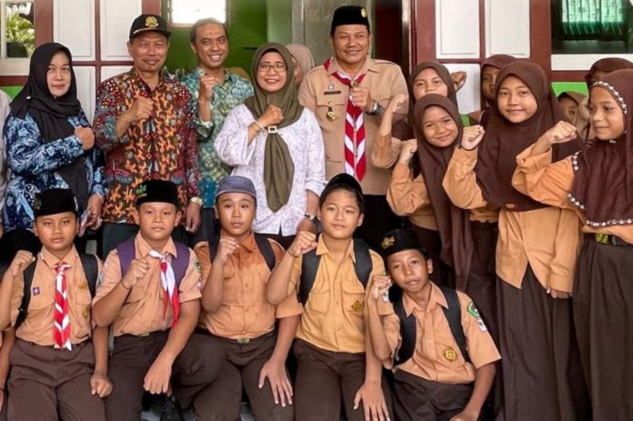 Bupati Sidoarjo, Subandi bersama Kepala Dinas Pendidikan dan Kebudayaan, Tirto Adi bersama siswa sekolah/Foto: Dok. Kominfo Sidoarjo Bupati Sidoarjo, Subandi bersama Kepala Dinas Pendidikan dan Kebudayaan, Tirto Adi bersama siswa sekolah/Foto: Dok. Kominfo Sidoarjo