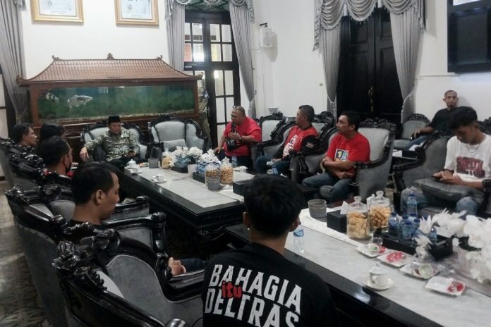 Deltamania saat audensi dengan bupati Subandi di Pendapa Delta Wibawa / Foto: ipung Syaiful