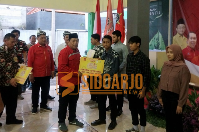 Launching beasiswa 1.000 sarjana SOKSI di Balai Desa Kureksari, Kecamatan Waru Sidoarjo/Foto: Ipung Syaiful