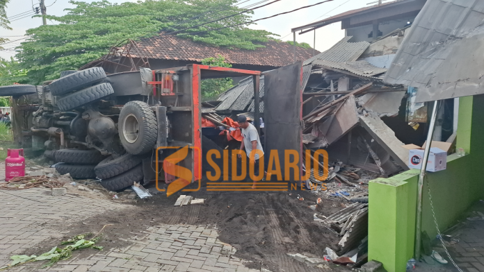 Truk terguling menimpa rumah warga/Foto: Hnf