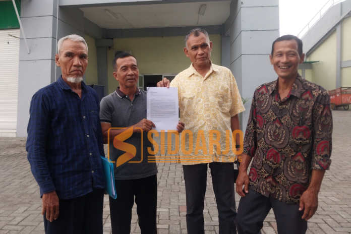 Ibnu Hambal bersama Suyitno dan Setiyono saat menunjukkan surat mosi tidak percaya terhadap panitia dan komite banding KLB Askab PSSI Sidoarjo/Foto: Ipung Syaiful
