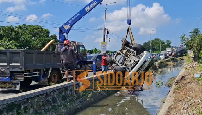 Proses evakuasi mobil yang masuk ke dalam sungai / Foto: Hnf
