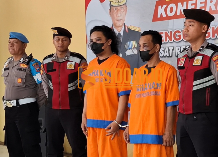 Tampang kedua pelaku residivis curanmor saat di Polresta Sidoarjo / Foto: Hnf