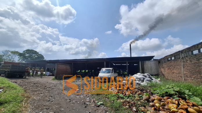 Salah satu perajin tahu di Tropodo, Krian, Sidoarjo yang menggunakan bahan bakar plastik/Foto: Ipung Syaiful