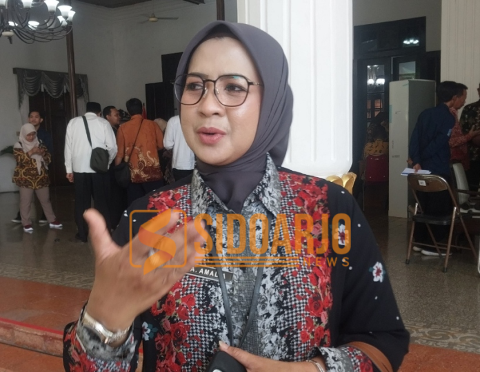 Kepala Dinas Tenaga Kerja (Disnaker) Sidoarjo, Ainun Amalia saat diwawancarai awak media di Pendopo Delta Wibawa/Foto: Ipung Syaiful