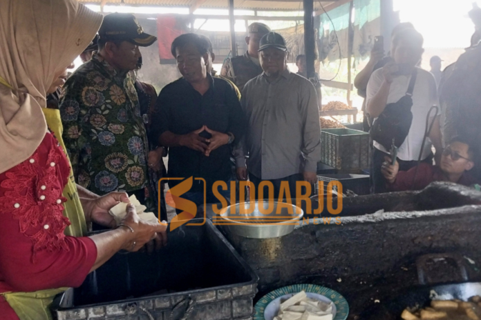 Bupati Sidoarjo, Subandi bersama instansi terkait saat sidak di tempat pembuatan tahu di Tropodo, Kecamatan Krian/Foto: Ipung Syaiful