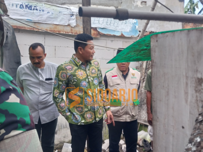 Bupati Sidoarjo, Subandi, saat melihat kondisi rumah Iswahyudi, warga Pucang Anom yang sudah hampir roboh/Foto: Ipung Syaiful