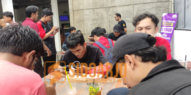 Puluhan peserta dari berbagai komunitas esports lokal, saat seleksi atlet Honor of Kings (HOK) untuk pertandingan ekshibisi di ajang Pekan Olahraga Provinsi (Porprov) IX Jawa Timur 2025 / Foto: sidoarjonews.id
