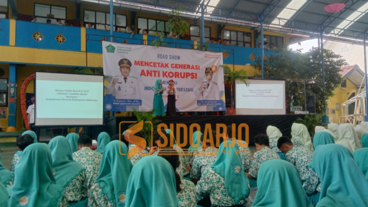 Ratusan pelajar di SMP Candi saat mengikuti sosialisasi anti korupsi dari Inspektorat Sidoarjo/Foto: Ipung Syaiful