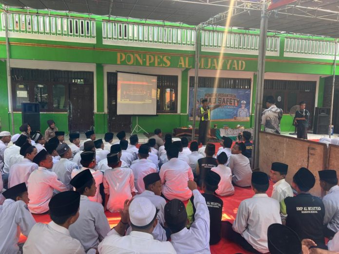 Petugas kepolisian saat memberikan materi safety riding/Foto: istimewa