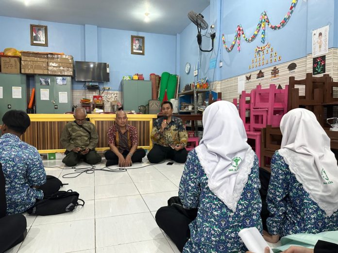 Para siswa SMA Al-Muslim saat melakukan mini riset / Foto: istimewa.