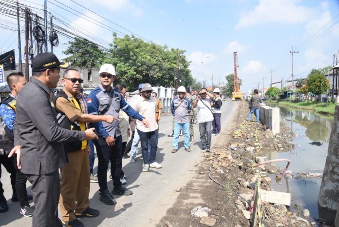 Bupati Sidoarjo, Subandi, dan Kepala Dinas PU BMSDA Sidoarjo, Dwi Eko Saptono, saat meninjau proyek betonisasi jalan Betro-Gedangan / Foto: Kominfo Sidoarjo