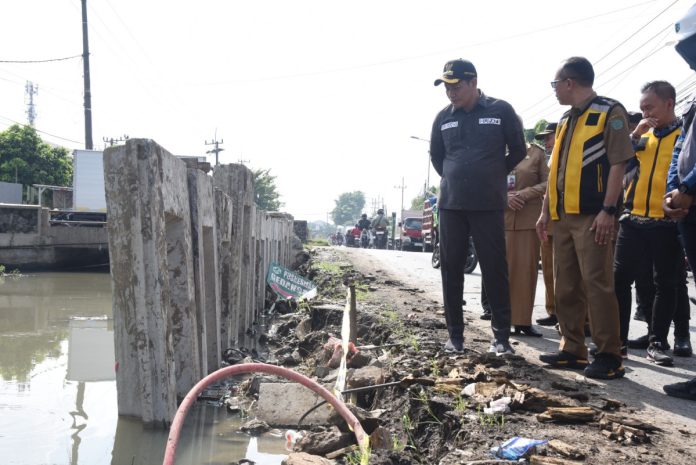 Bupati Sidoarjo, Subandi saat sidak pembangunan betonisasi ruas jalan Betro-Gedangan / Foto: Kominfo Sidoarjo