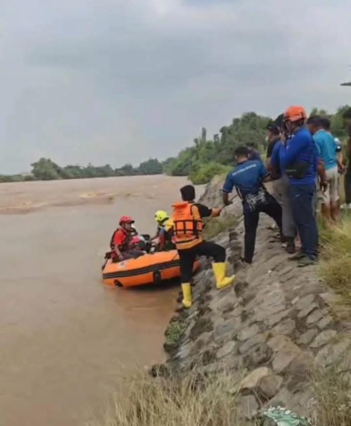 Petugas bersama relawan saat mengevakuasi jasad korban/Foto: istimewa