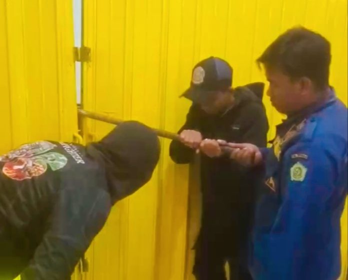 Petugas Damkar saat mengevakuasi warga/Foto: Istimewa