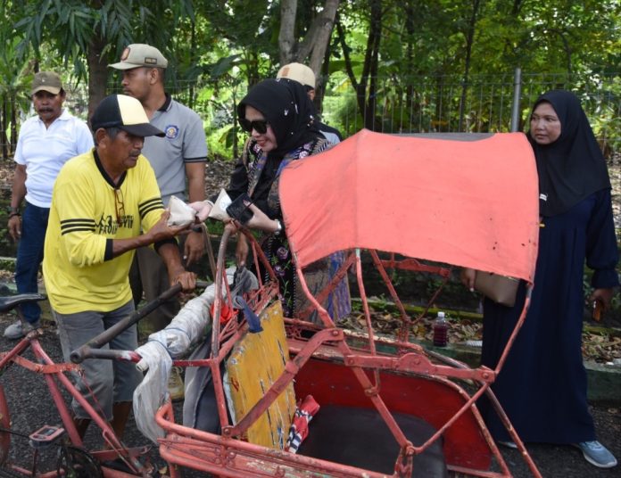 Wakil Bupati (Wabup) Sidoarjo, Mimik Idayana, saat bagi-bagi ratusan nasi bungkus di Desa Sidokerto, Kecamatan Buduran/Foto: Dok. Kominfo