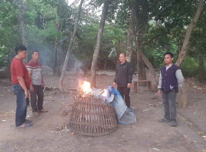 Petugas kepolisian saat membakar kandang sementara judi sabung ayam / Foto: istimewa.