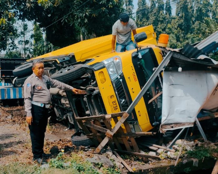 Truk boks terguling masuk parit / Foto : istimewa.