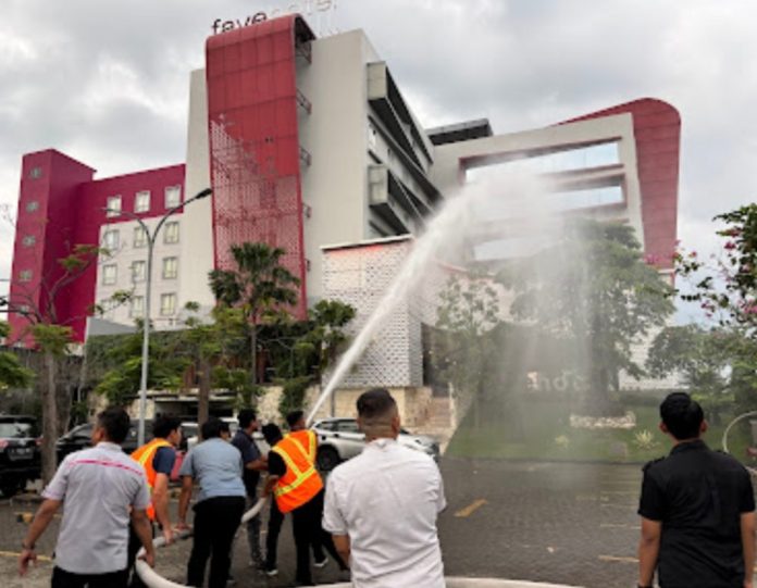 favehotel Sidoarjo melaksanakan kegiatan Training Fire Drill sebagai bagian dari komitmen terhadap keselamatan kerja dan peningkatan kapasitas karyawan / Foto: istimewa