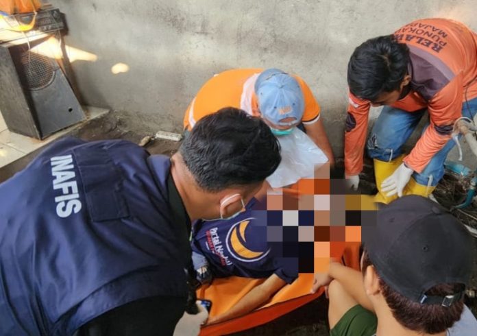 Proses evakuasi korban saat di lokasi kejadian / Foto: istimewa.