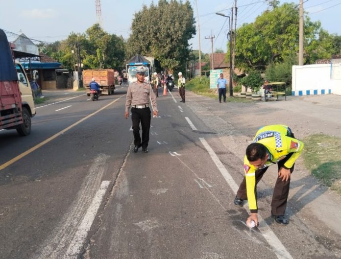 Petugas saat melakukan olah Tempat Kejadian Perkara (TKP) / Foto: istimewa