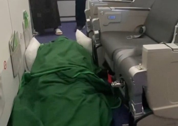 Tangkapan layar video pendek calon jemaah haji yang meninggal dunia di pesawat / Foto: istimewa