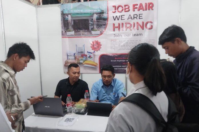 Sejumlah pekerja saat mengikuti job fair yang diadakan oleh Disnaker Sidoarjo/Foto: Ipung Syaiful