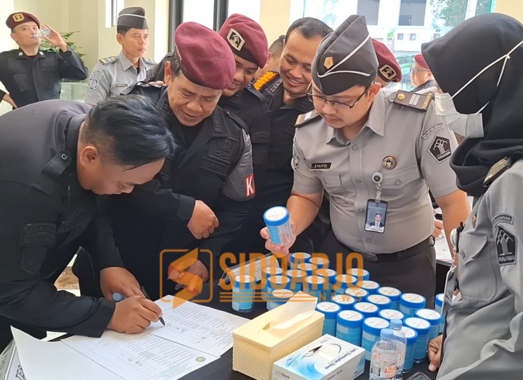 Petugas saat melakukan tes urine/Foto: Hnf