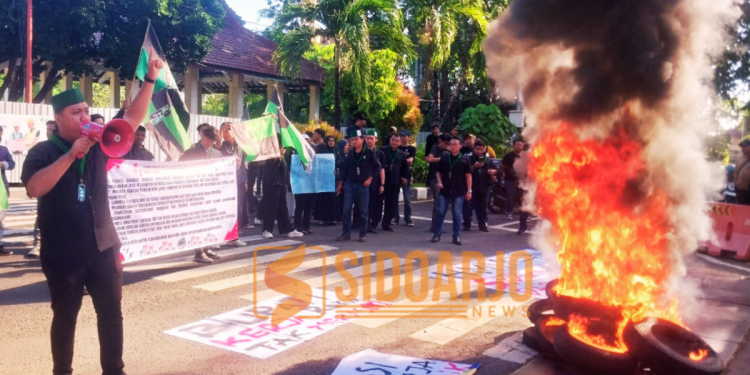 Puluhan mahasiswa HMI Sidoarjo melaksanakan aksi terkait kinerja Subandi-Mimik dalam 100 hari kerja di depan Pendopo Delta Wibawa/Foto: Ipung Syaiful