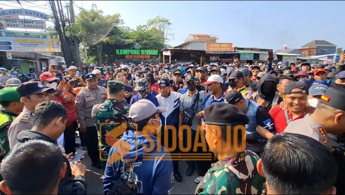 Petugas eksekusi dihadang massa aksi/Foto : Hnf
