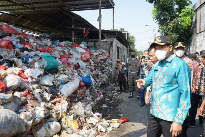 Bupati Sidoarjo, Subandi, bersama Forkopimda dan DLHK saat sidak TPS 3R di Desa Ngampelsari, Kecamatan Candi/Foto: Ipung Syaiful