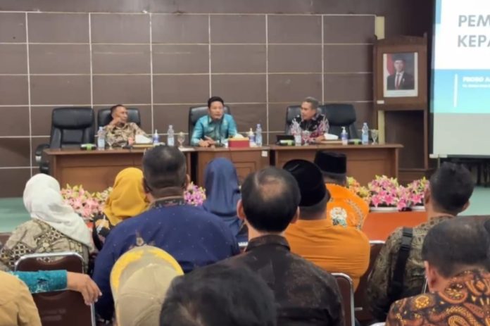 Bupati Sidoarjo Subandi saat rapat koordinasi bersama puluhan kepala desa di ruang delta graha Setda Sidoarjo/Ipung Syaiful