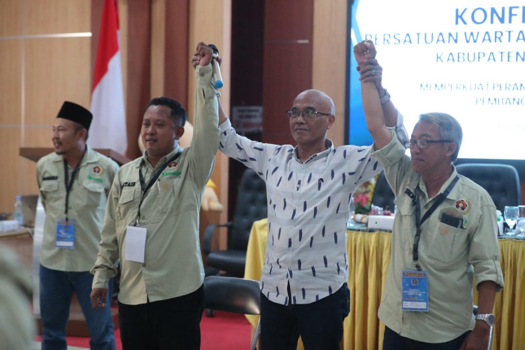 Mustain memberikan sambutan usai resmi kembali terpilih sebagai Ketua PWI Sidoarjo Periode 2025-2028 / Foto: PWI Sidoarjo