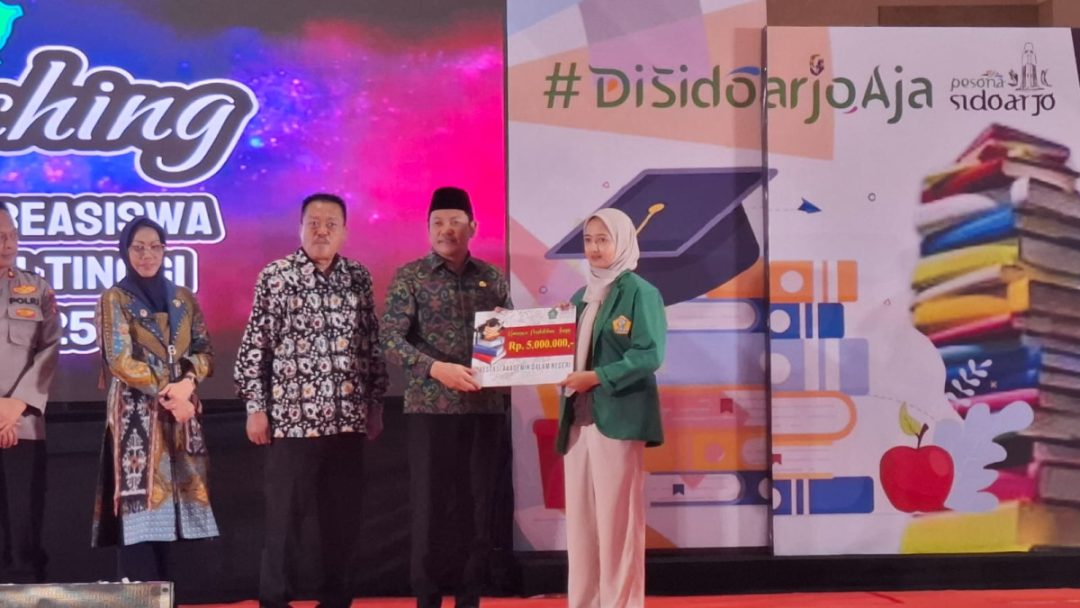 Bupati Sidoarjo, Subandi saat launching beasiswa perguruan tinggi 2025 di MPP Sidoarjo/Foto: Ipung Syaiful