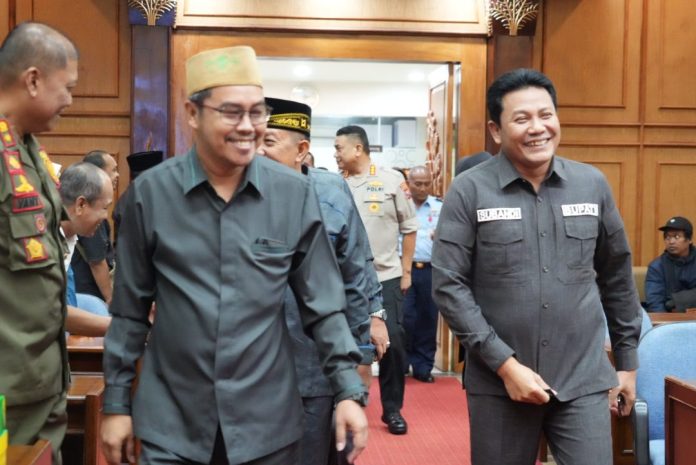 Bupati Sidoarjo, Subandi, (kanan) saat menghadiri sidang paripurna pekan lalu/Foto: istimewa