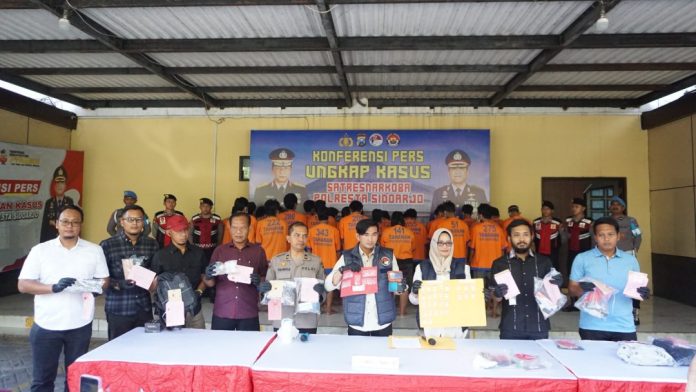 Polisi saat menunjukkan barang bukti narkoba/Foto: istimewa