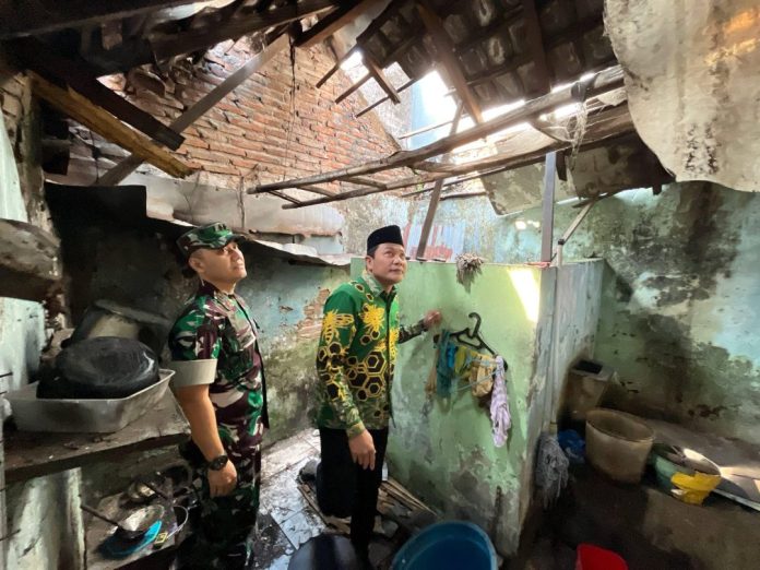 Bupati Sidoarjo, Subandi, meninjau langsung tiga rumah warga yang mengalami kerusakan parah dan masuk kategori tidak layak huni / Foto: Diskominfo Sidoarjo