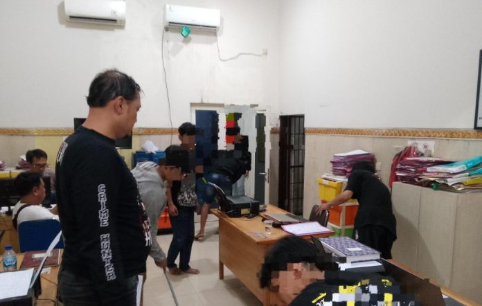 Kanit reskrim Polsek Waru, Adik Agus Putrawan, saat melakukan pembinaan/Foto: istimewa