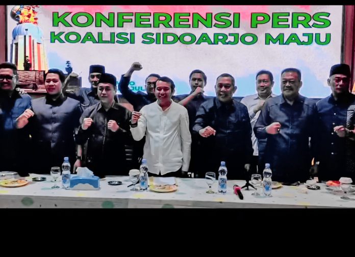 Momen konferensi pers Koalisi Sidoarjo Maju, saat menyampaikan sikap resmi menolak Raperda Pertanggungjawaban Pelaksanaan APBD Kabupaten Sidoarjo Tahun Anggaran 2024, di Kantor DPD Partai Golkar, Rabu (16/7/2025) / Foto: sidoarjonews.id