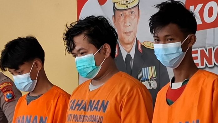 Ketiga pelaku saat gelaran pers rilis/Foto: (hnf)