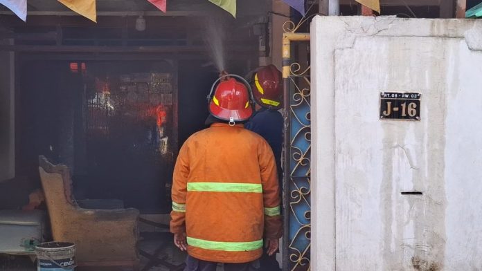 Petugas Pemadam Kebakaran saat memadamkan api/Foto: istimewa