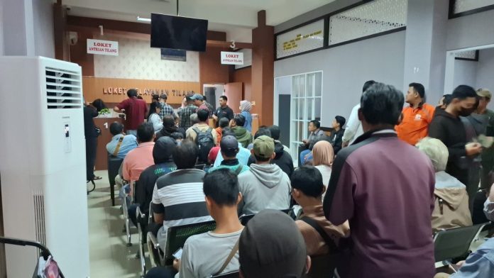 Warga yang mengantre di Kejari Sidoarjo/Foto: Hnf