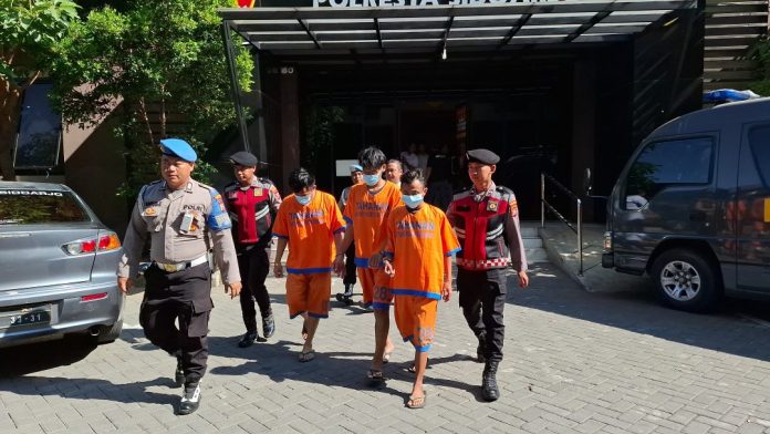Pelaku tertunduk lesu saat konferensi pers di Polresta Sidoarjo/Foto: hnf