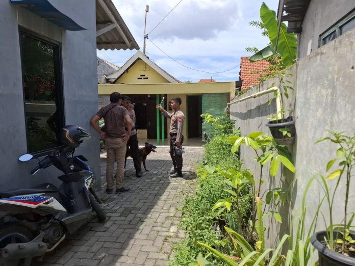 Pihak kepolisian saat membawa tim K9 di rumah korban/Foto: Hnf