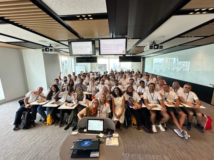 Fahmi Adimara saat foto bersama peserta Connect Live 2025 Tokyo/ Foto: istimewa