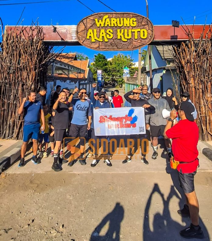 Komunitas Sidoarjo Walkers bersiap memulai fun walk dari Warung Alas Kuto, Sabtu (2/8/2025) sore. Kegiatan jalan santai kali ini menempuh rute sejauh 7 kilometer dan diikuti puluhan peserta lintas usia/Foto: sidoarjonews.id