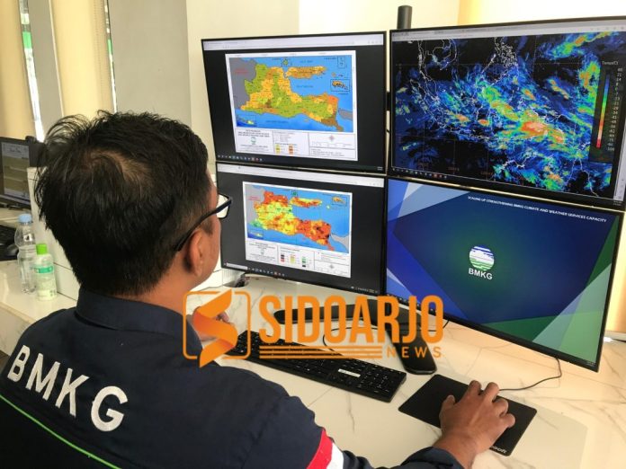 Prakirawan BMKG Juanda saat memonitor pergerakan cuaca/Foto: Hnf