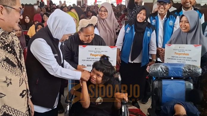 Gubernur Jawa Timur Khofifah Indar Parawansa saat memberikan bantuan ke warga/Foto: Hnf
