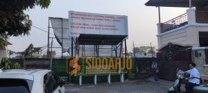 Tampak batas perumahan Mutiara Regency yang menjadi perdebatan. Warga menegaskan area tersebut bukan akses jalan yang ditutup, melainkan batas kompleks yang sudah ada sejak lama, Jumat (22/8/2025) / Foto: Ard